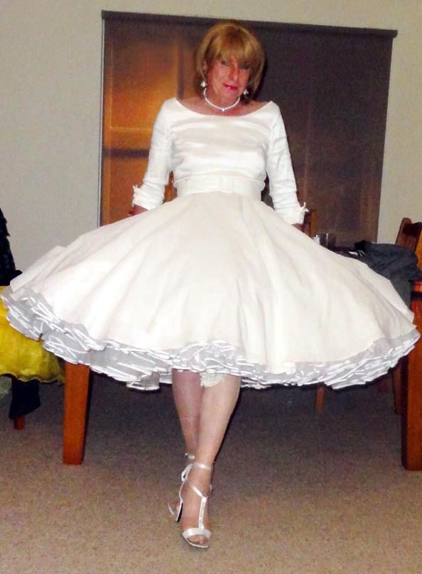 thetransgenderbride:  These informal wedding dresses (and their associated petticoats)