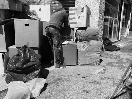 “Chi cerca trova” #blackandwhite#streetphotography#onthestreet#streethunters#myspc#littleboxcollecti