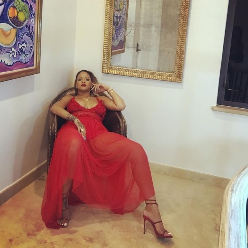 choice36c:The Legendary Beauty Rihanna Showing it off