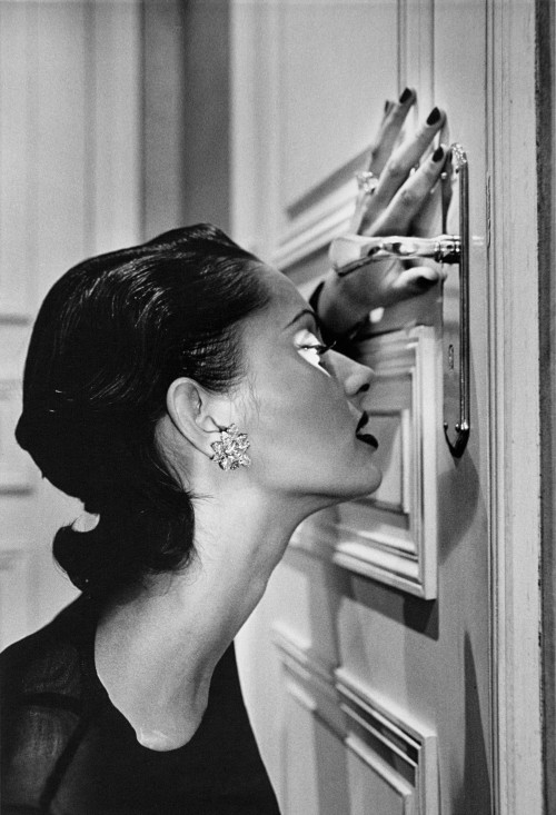 henk-heijmans: Heather looking through a keyhole, Paris, 1994 - by Helmut Newton (1920 – 2004)