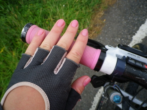 fuckyeahgirlsandbikes: Having matching nails and grips whilst cycling to the most northerly point in