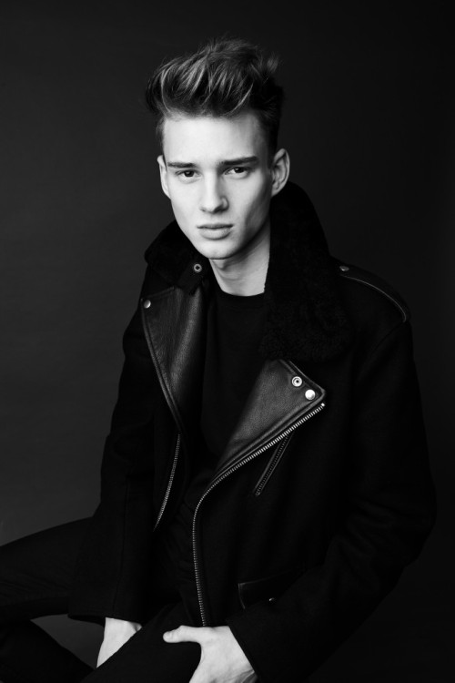 overdeauxis:  Follow Overdeauxis, The Streetfashion Bible!