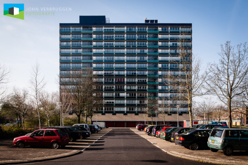 De kracht van zijlicht voor architectuurfotografie Dit is een groot flatgebouw aan de Utrechtse Lamerislaan, dat ik voor a.s.r. vastgoed vermogensbeheer fotografeerde. Het was nog vroeg in de lente. De bomen waren nog kaal. Normaal wil deze klant (en...