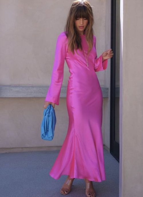 Supra-fashionable figure hugging silky midi-dress in iridescent pink