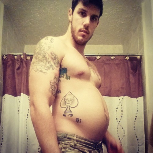 begginerbelly:  bellyhunks2:  bigger is better  Agreed