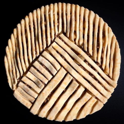 alsgia: mymodernmet: This Creative Woman Excels at Baking Art Pies with Avant-Garde Crust Designs @l