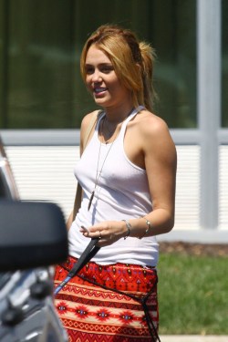 no-bra-celebrities:  Miley Cyrus pokies in