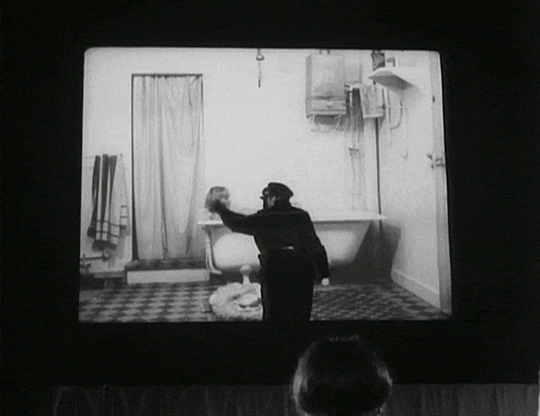derekjarman:  “Yesterday, we stormed the city of Santa Cruz. The girls threw us flowers. In the evening, I went to the cinema for the first time.”Les carabiniers (Jean-Luc Godard, 1963)