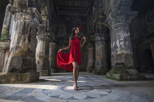 photografiae:  Amidst ruins by sayakkayal007 || http://ift.tt/1ScYW56 