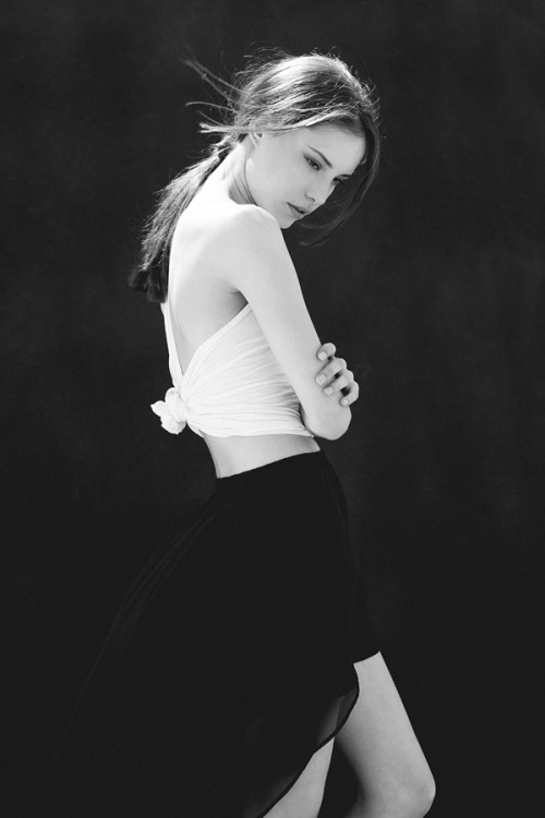 ain-t-no-love:  Jaqueline by Carlos Fabrizio.