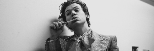 ✰ site model + harry styles b&w.✰ like if you save.