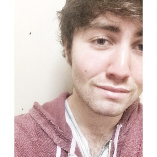 bloominglights:Smiling even though I made a mistake  R.I.P beard
