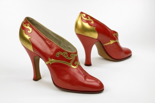 Attention Shoe Lovers! TODAY Elizabeth Semmelhack, shoe historian (your dream job, right?) and Senio