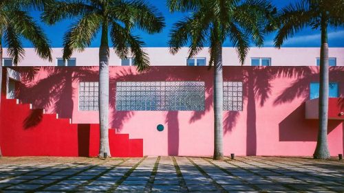  The Pink House in Miami, Florida is a marvel of Modernist and Art Deco architecture. It was built b