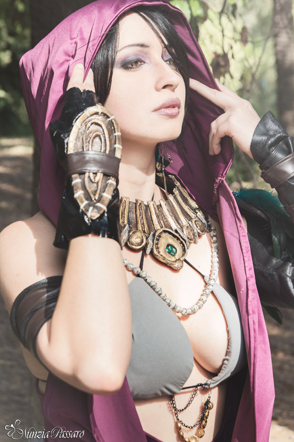 hotcosplaychicks:  Morrigan - Dragon Age - Cosplay by NunziaPassaroPhoto Follow us