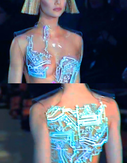 boopbunny:  ejakulation:  Video stills from Givenchy, F/W 1999   wow 