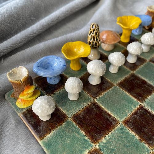 sosuperawesome:Mushroom Chess Set // The Boord Potter