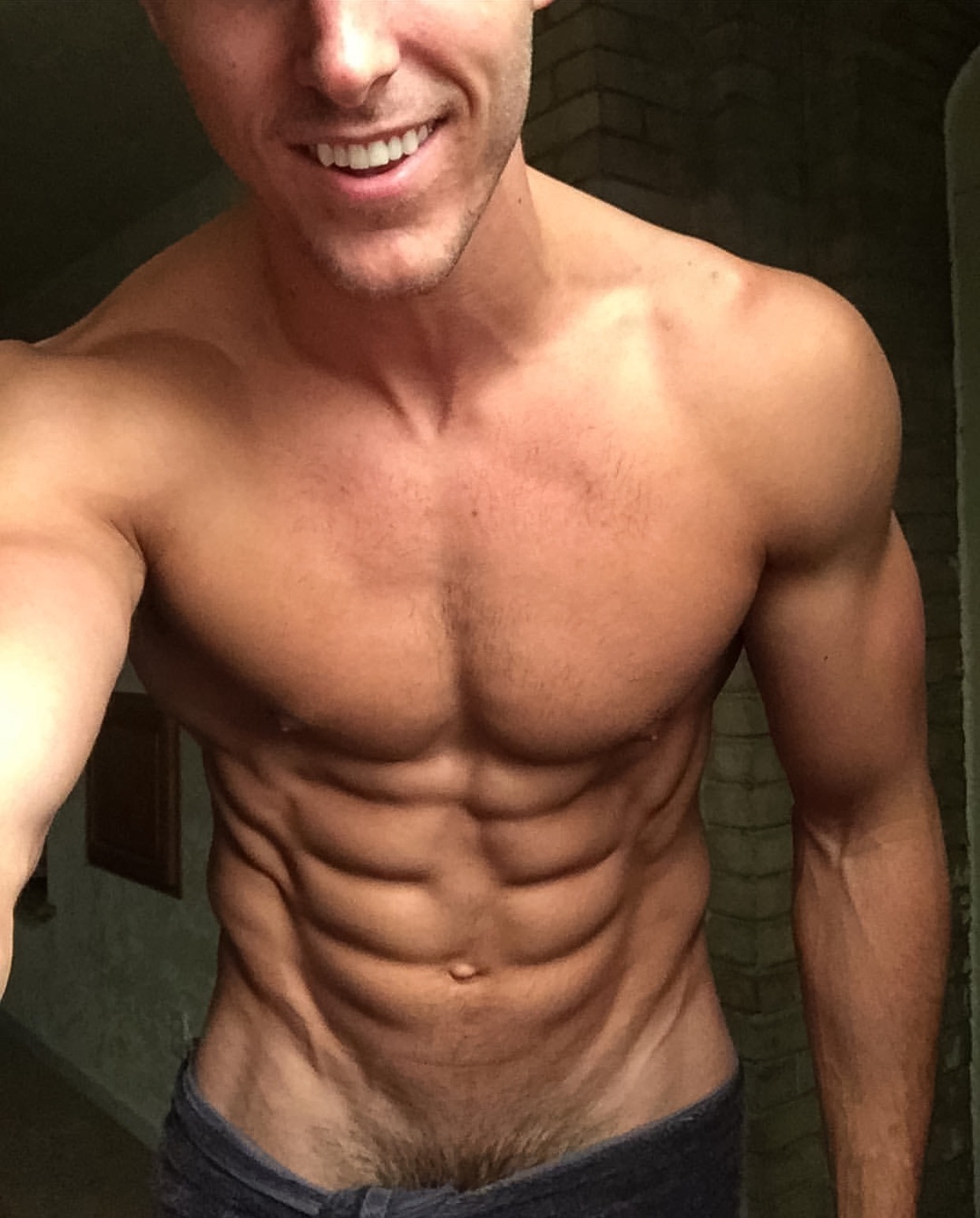 sprinkledpeen: Dusty Lachowicz’s sexy towel selfies  Click here for more photos