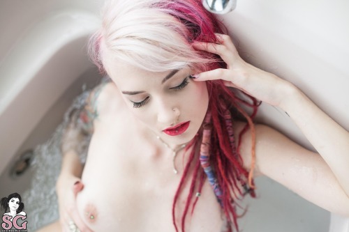 myfavesuicidegirls:  Stormyent Suicide takes a hot (and sexy) bath! 