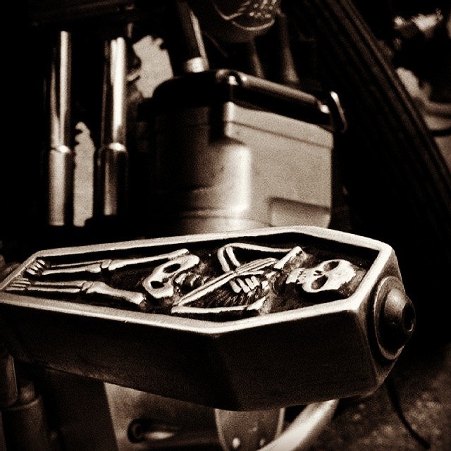 vanlindemzkhet:  Cute #skulls #skeletons #motorcycles 