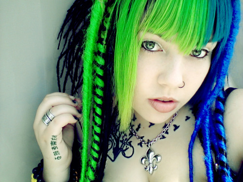 parenthesisx:  Time to go explore San Diego. <3   I’m kind of in love with her hair? wig? 