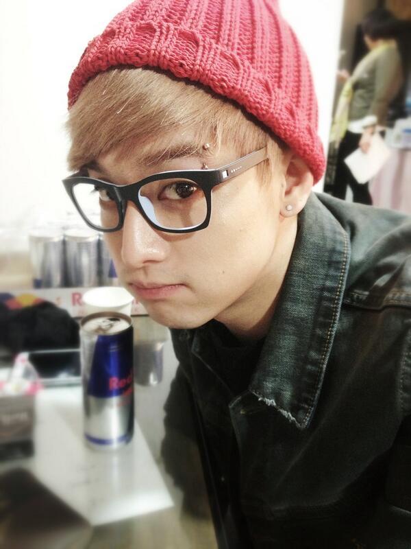 fuckyeahukiss:  넌 또 여기서 머해? @u_kisseli 