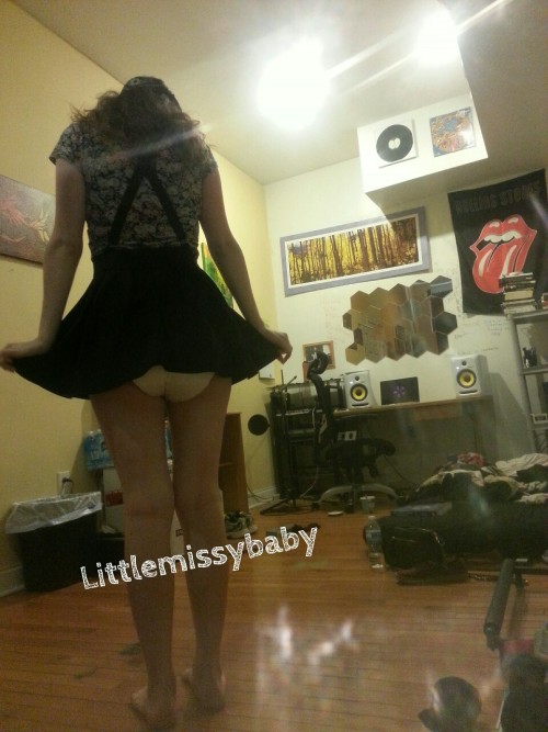 littlemissybaby:Throw back to when daddy left me in my wet diaper in his apartment while he was at class, but you can barely tell right? *blush*