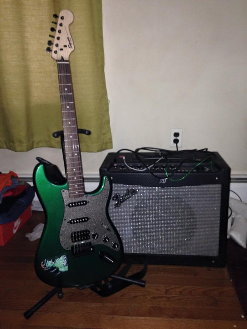 My Squier Stratocaster with Humbucker in the bridge…My Zombie Betty!Fender Mustang 100 watt a