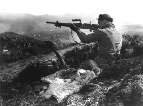 vinegarjoe:A Canadian soldier inspecting a captured Japanese Type 96 machine gun, Kiska, Aleutian Is