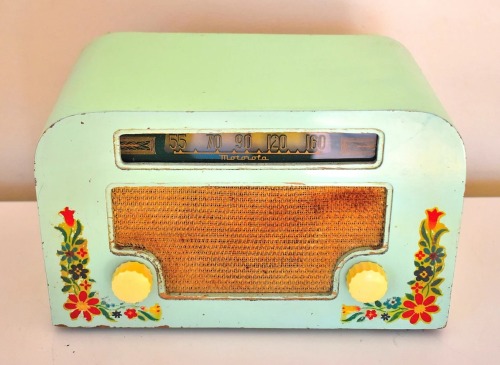 sosuperawesome:Country Cottage 1940’s Motorola Radio / Retro Radio Farm on Etsy