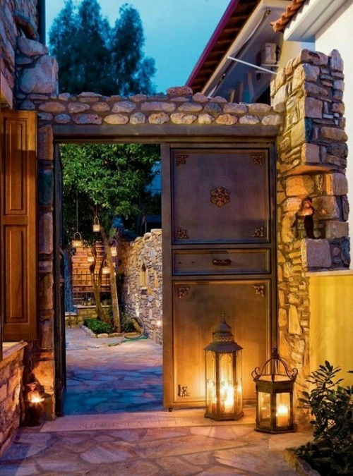 resplend3nt-rap4cious:  bluepueblo:  Lantern Entry, Greece photo via skeeter   ‘