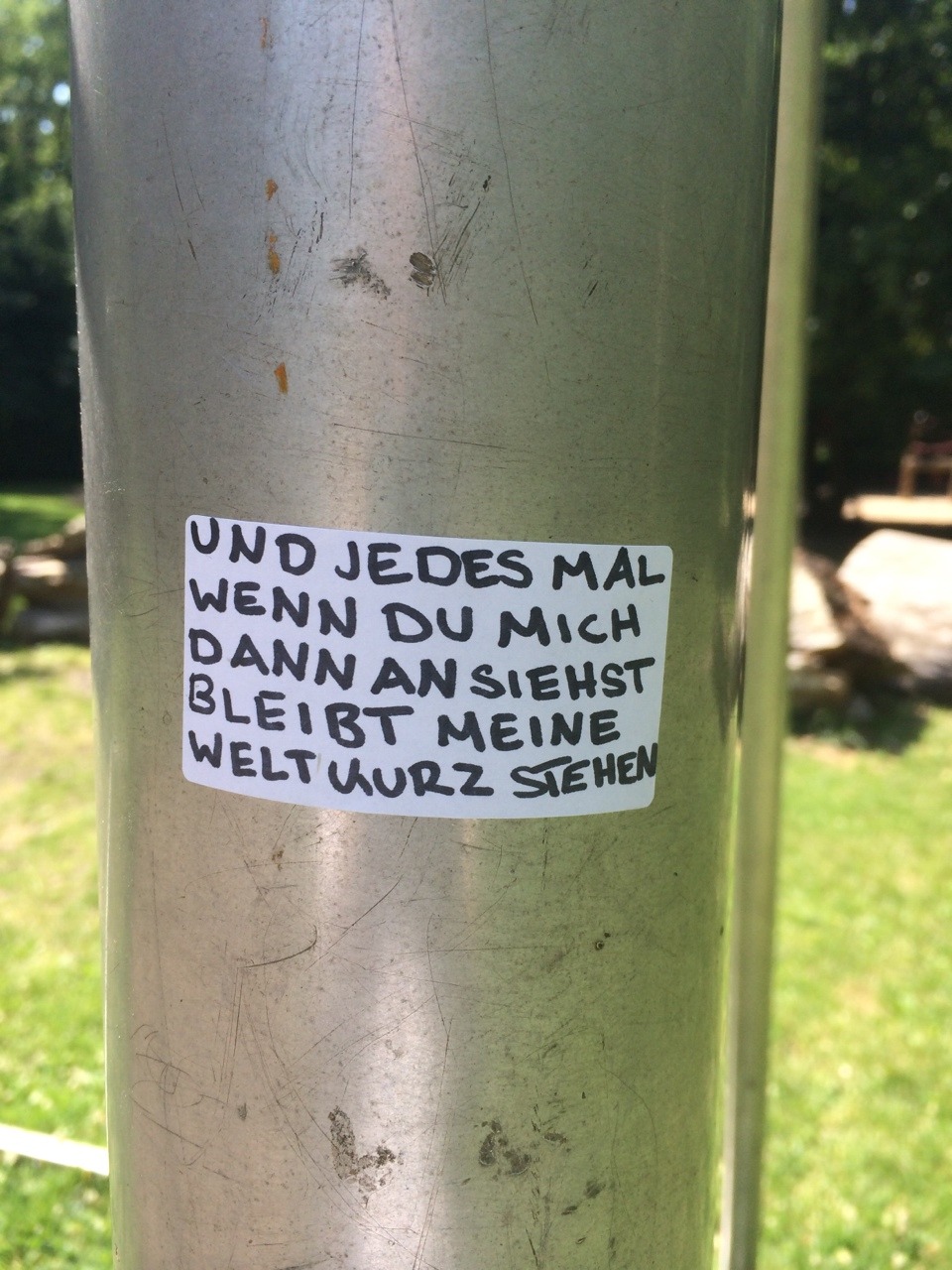 grossstadtgekritzel:   &ldquo;Und jedes mal wenn du mich dann ansiehst bleibt
