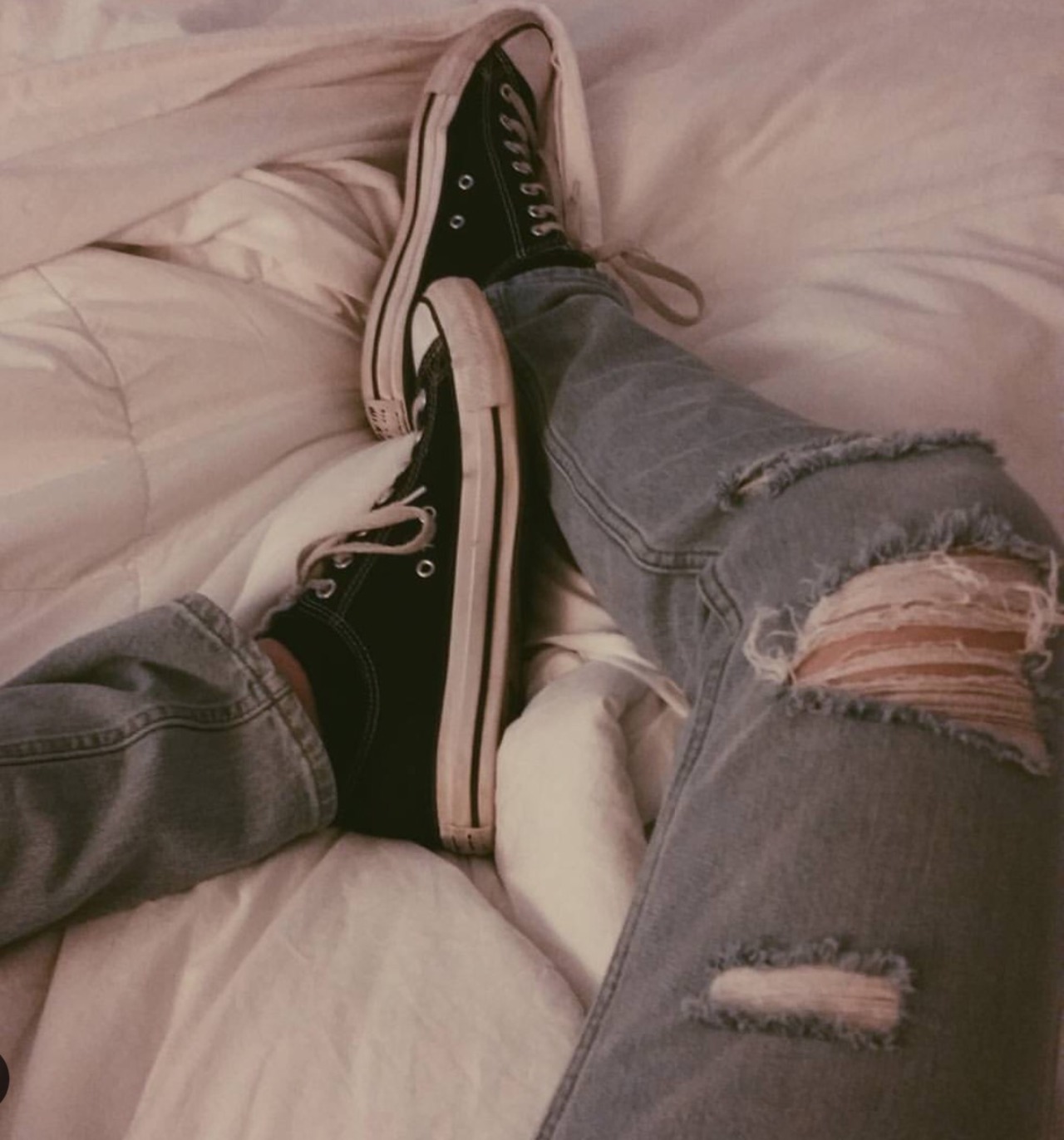 red-shoes-r-cool:  Converse in bed 