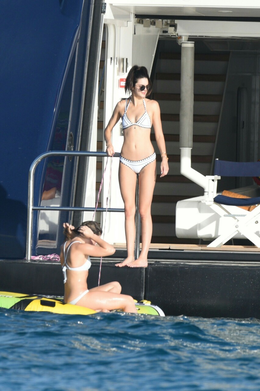 tottallykardashianobssessed:  Kendall