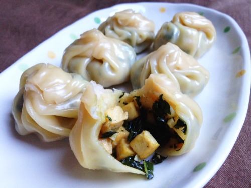 nekomarie:  txnk:  veganinspo:  Steamed Tofu &amp; Kale Dumplings These were amazing..  omg  GIV