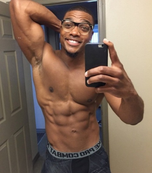 2opinionatedblackgirls:  charlibal:  Guys with Iphone seriesMidnight Treat….  I’m not doing this…. *logs off*