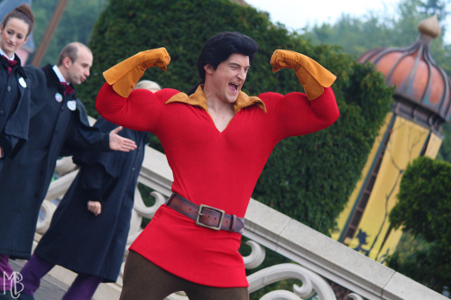 no one poses like gaston! [the disney villains promenade, disneyland paris]