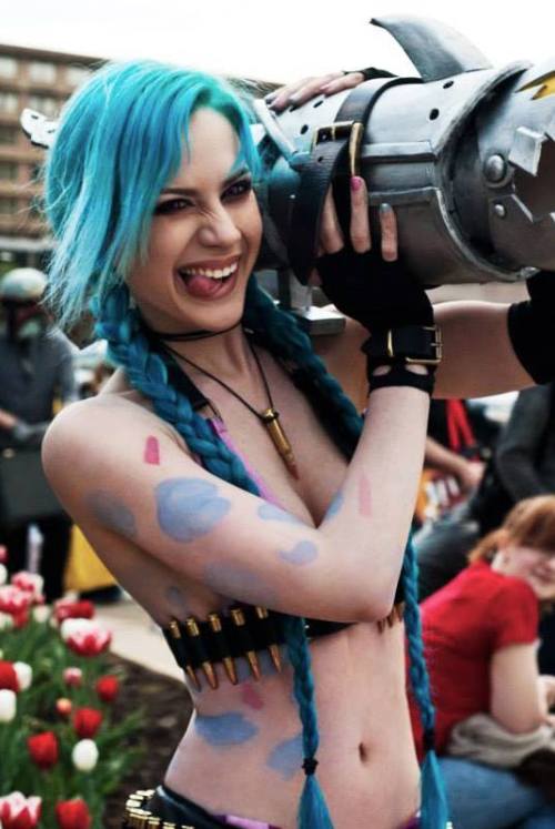kamikame-cosplay:  Sneak peek at my Jinx cosplay from ACen 2014 by A. Nomaly. Photo by Honest Liar Digital.