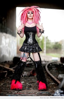 viralsky:  cybergoth-girls:  Cybergoth girl http://cybergoth-girls.tumblr.com/  + welcome to my wasteland + 