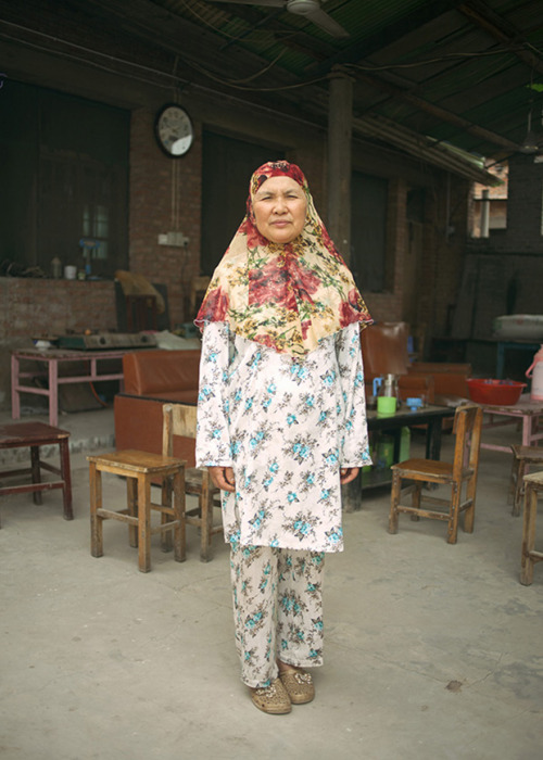 bobbycaputo:Thought-Provoking Photos Reveal the Complexities of Life As a Chinese Muslim WomanFor Mu