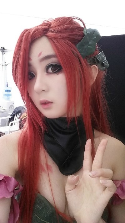 league-of-legends-sexy-girls:  Zyra Cosplay
