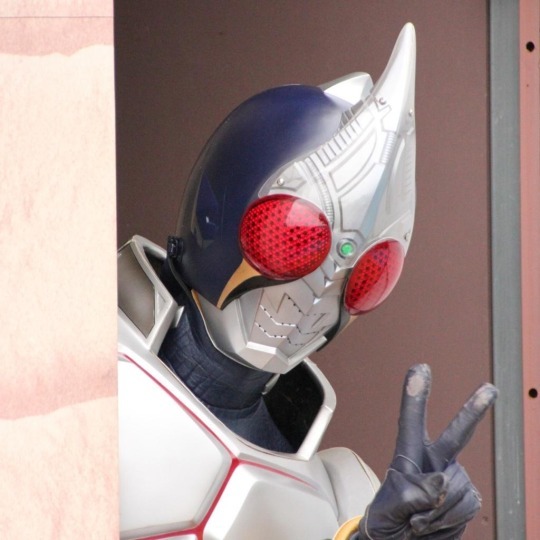 lesbianpitsuji: the-entire-furry-fandom: me, trying not to cry: I love you kamen