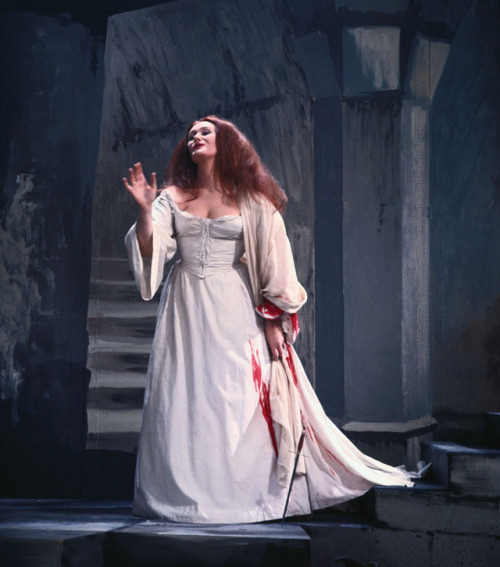 maldita-geni: Joan Sutherland playing the title role of Gaetano Donizetti’s Lucia di Lammermoo