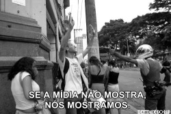 rua-bulls:  VAI TOMA NO CU DESSES POLICIAL FILHOS DAS PUTAS ! ERA PARA TER MAIS DE 50 MIL PESSOAS AJUDANDO! , NÃO TEM NEM METADE , SABE POR QUE? ESTÃO TUDO ALIENADO !!! TUDO ASSISTINDO NOVELA ESSES PAU NO CU DO CARALHO ;D QUER MUDAR O MUNDO ? COMECE