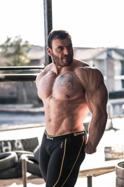 daddiesbearsandmuscles:  Ben Pollack