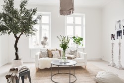 gravityhome:  A white home via Valvet  gravityhomeblog.com