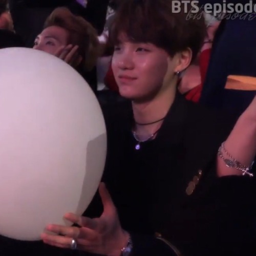 bts420:yoongi watching nicki minaj vs. watching miley cyrus