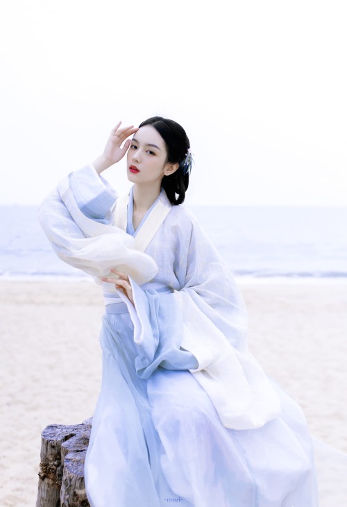 simply-zhouye:Gorgeous edits of Zhou Ye 周也 looking beautiful in her Hanfu ~ Happy Mid-Autumn Festiva