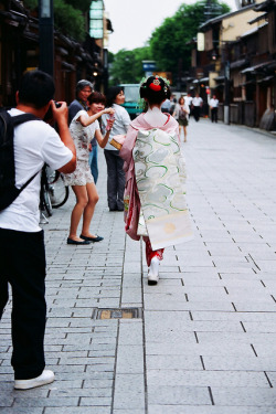 geisha-kai:  Maiko Fumino in June 2011 by