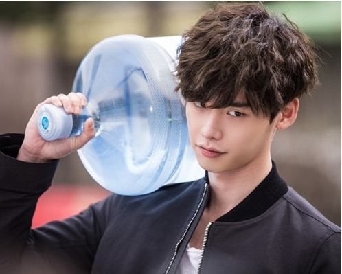 hitoritabi:  parkhoon: Doctor Stranger Still Cut - Jongsuk  prettiest water deliverer